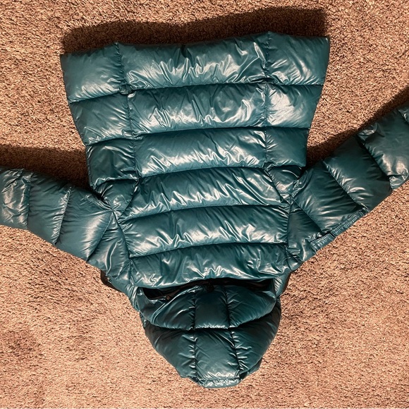 Moncler coat turquoise has a small hole can be fixed - Picture 2 of 7